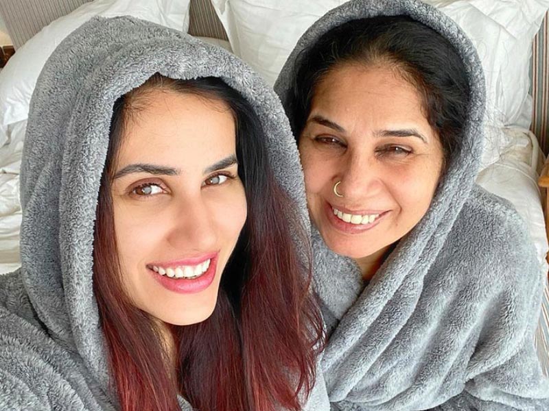 sonnalli seygall enjoys staycation with her mom