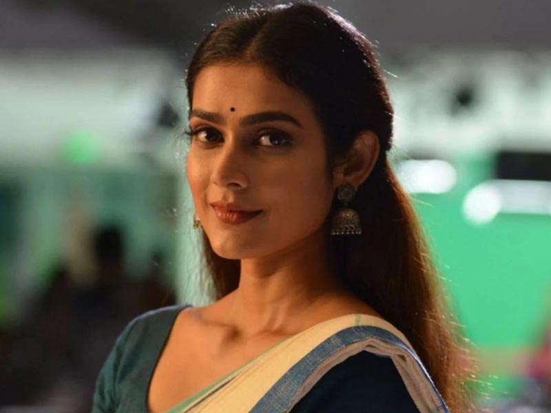 Aakanksha Singh resumes Mayday shoot despite foot injury - Saachi Baat