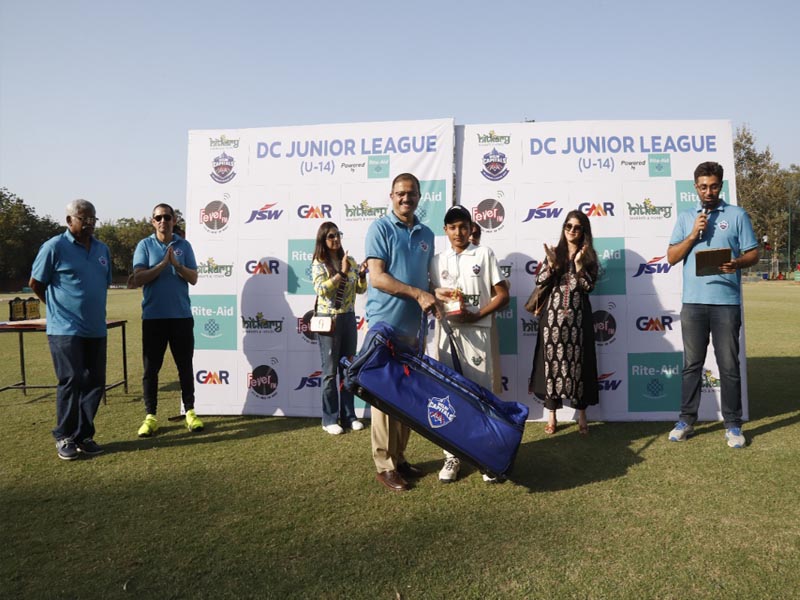 Image of Baba Haridas CAs Madhur Yadav receiving the Man of the Series Award from Delhi Capitals CEO Colonel Vinod Bisht