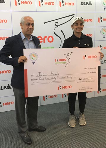 Jahanvi Bakshi receiving winners cheque from Mr. Vishal Bakshi AVP Operations DLF Golf Country Club