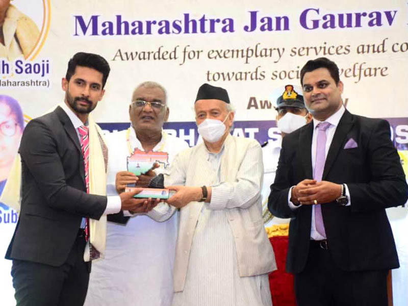 Actor producer Ravii Dubey received an award from the governor of Maharashtra