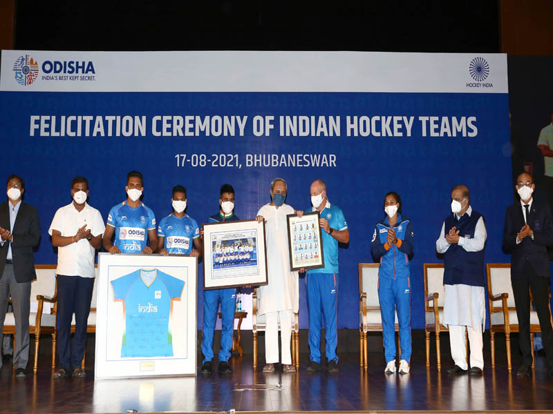 Honble Chief Minister of Odisha Shri Naveen Patnaik felicitates the Indian Mens Hockey Team