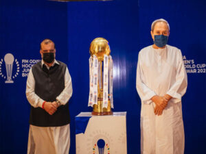 FIH President Dr Narinder Dhruv Batra L and Honble Chief Minister of Odisha Shri Naveen Patnaik R along with the FIH Hockey Mens Junior World Cup 2021 trophy