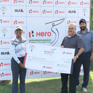 Lakhmehar Pardesi receiving winners cheque from Prakash Chandra Captain Noida Golf Course