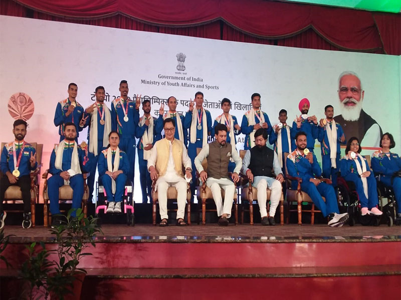 Tokyo Paralympics Champions poses with Cheer Smiles