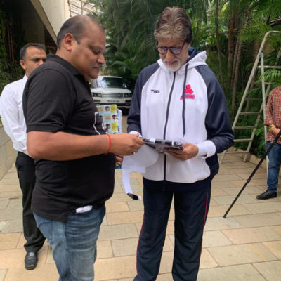 Vikas Bansal gifting the book Chehre to BigB(1)