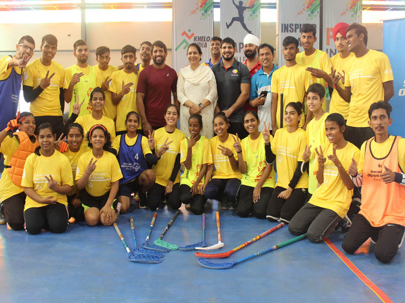 Bajrang Punia engages with the Special Olympics Bharat Floorballers