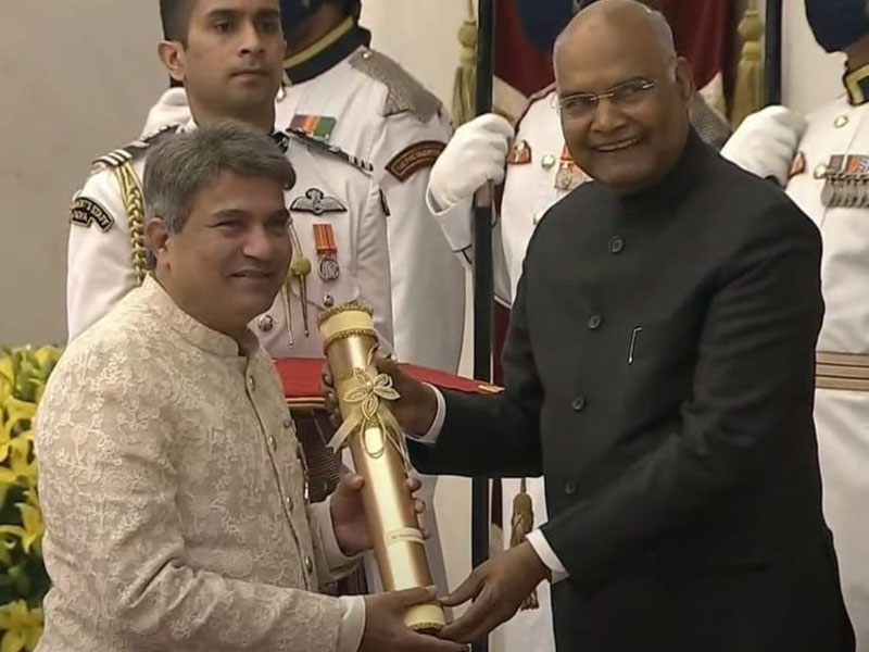 Suresh Wadkar receives the Padma Shri Award at the hands of President Ram Nath Kovind