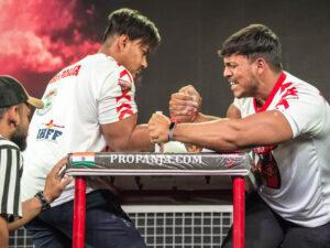 Champion Sachin Goyal R arm wrestles with Shaikh Tawheed