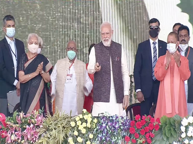 pm modi inaugurates three projects worth around rs 10000 crore in gorakhpur