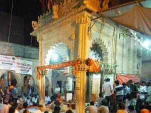 prayer from hindu pilgrims in tight security in pakistans 100 year old shrine