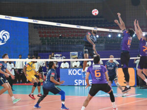 Bengaluru Torpedoes and Kochi Blue Spikers in action