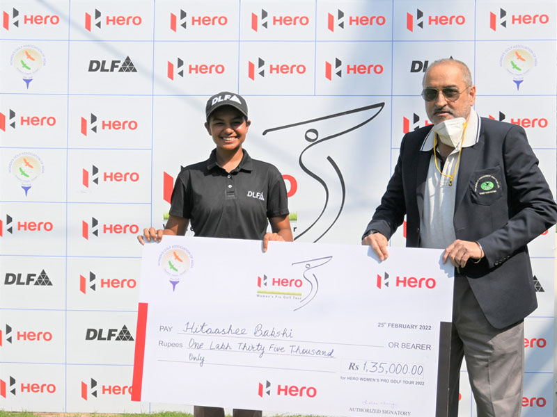 Hitaashee Bakshi receives her giant cheque after winning the 3rd leg of the Hero WPGT