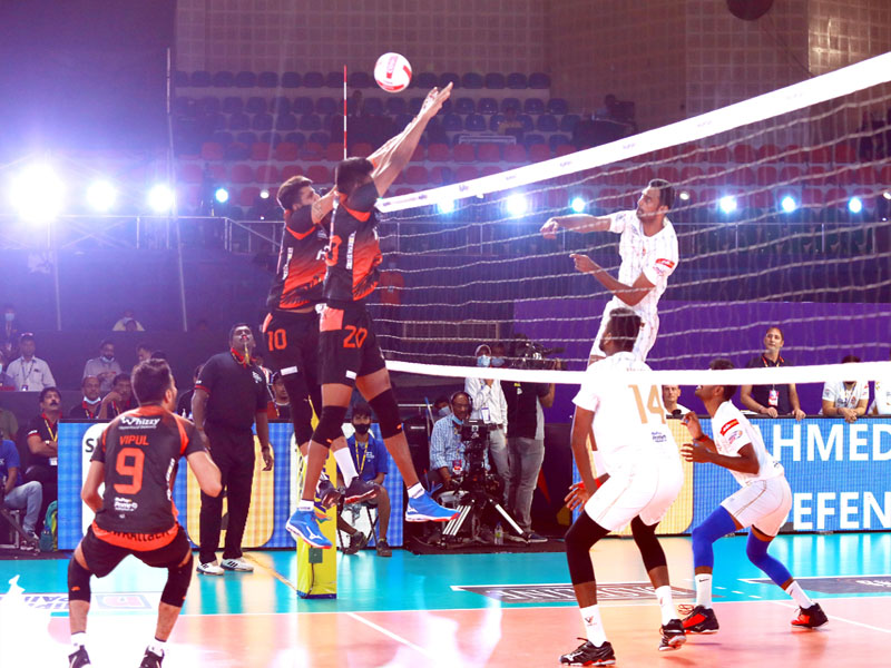 Hyderabad Black Hawks and Ahmedabad Defenders in action