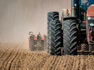 Why rear tyres of tractor are large