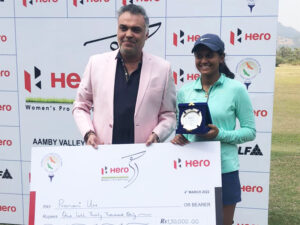 Pranavi Urs gets her giant cheque from Ronnie Dutt Exec Dir Aamby Valley