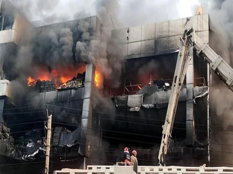 fire broke out on a multi storey building in mundka delhi