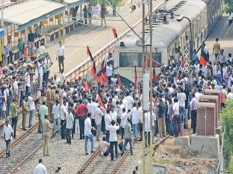 600 trains affected by bharat bandh