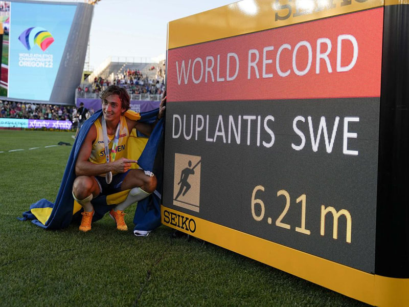 Armand Duplantis breaks pole vault record