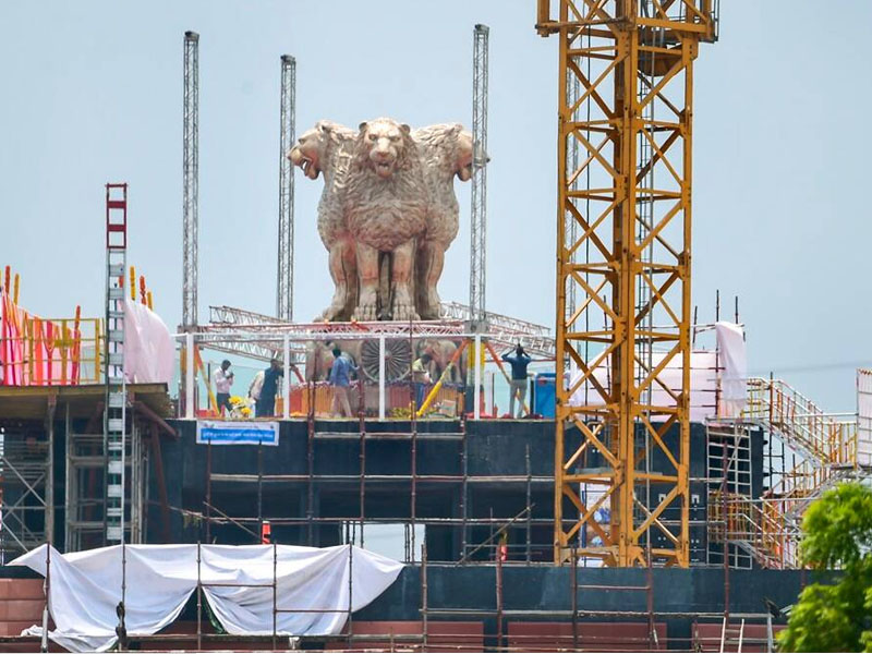 pm modi unveils national emblem on new parliament building