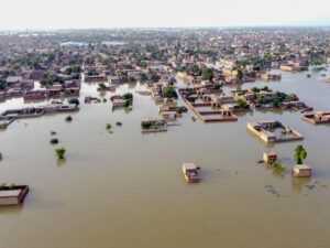 pakistanis battle worst monsoon floods in a decade