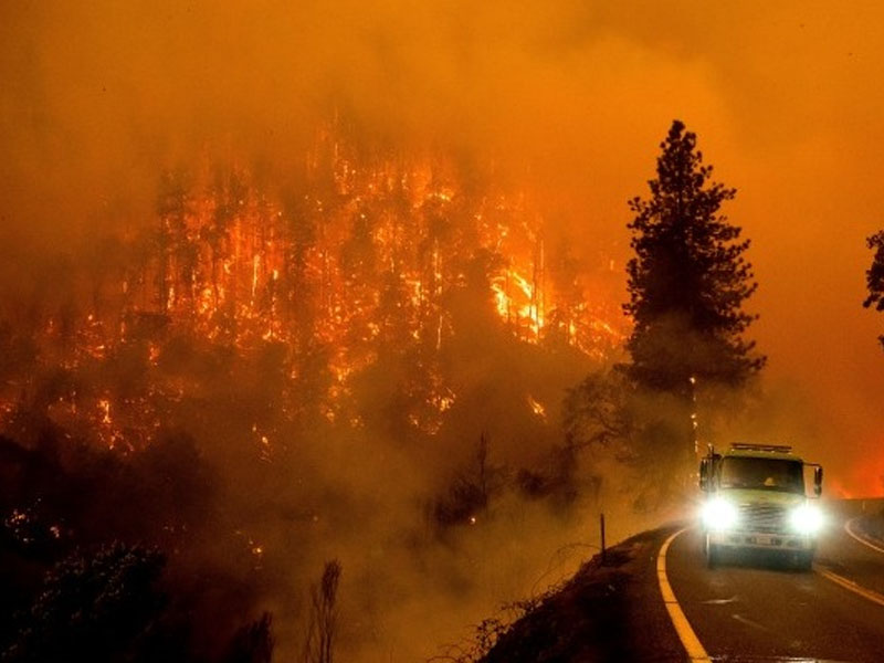 usa hundreds of firefighters in california battle largest wildfire