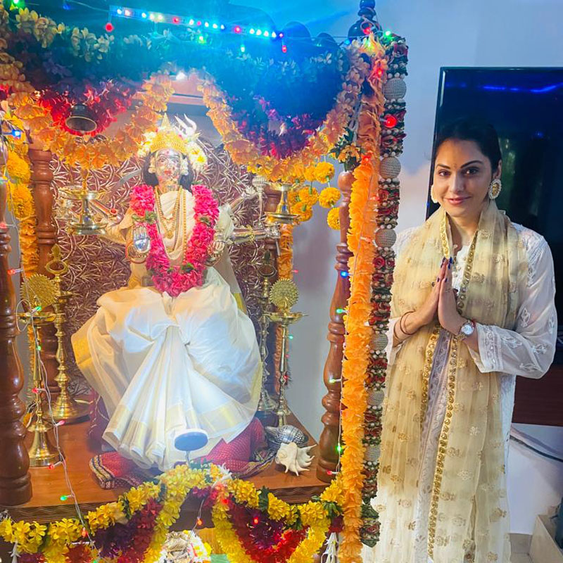 Isha Koppikar Narang pays a colorful tribute to 9 colours of Navratri