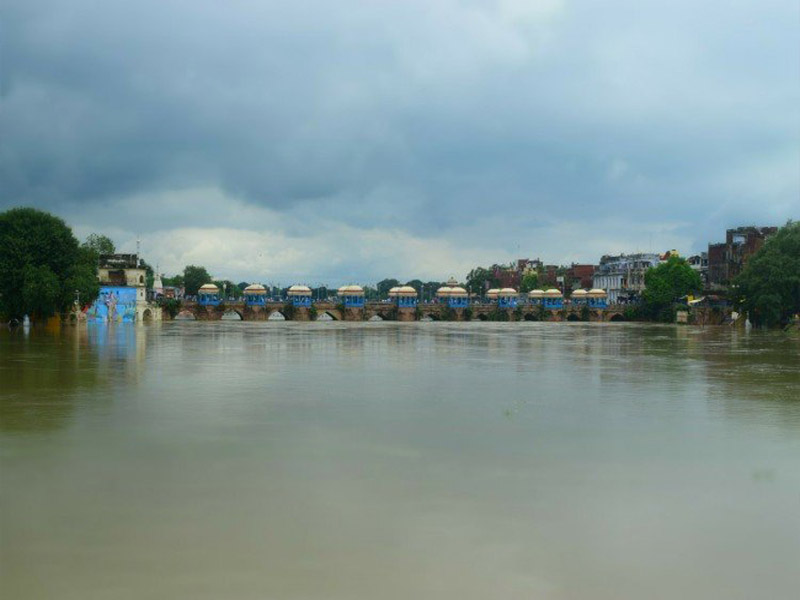 Villagers are in danger due to rise in the water level of Gomti river