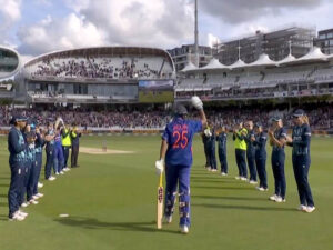 jhulan goswami gets guard of honour from india and england players