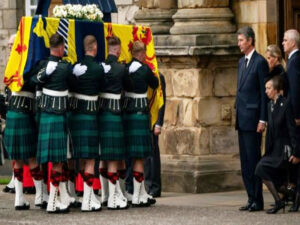 queen elizabeth iis coffin arrives