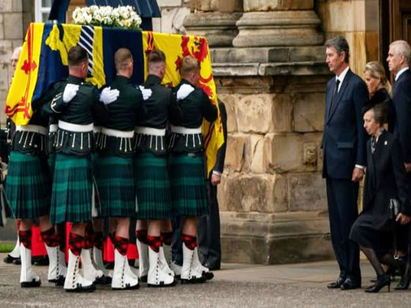 queen elizabeth iis coffin arrives