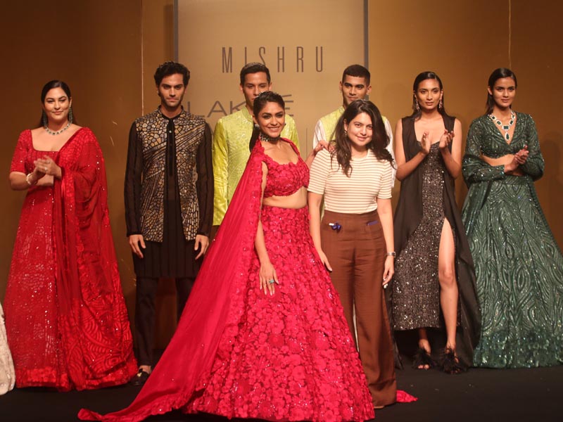 Showstopper Mrunal Thakur Designer Swapna Anumolu at the Lakme Fashion Week October 2022