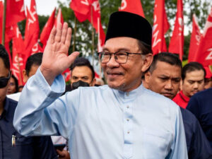 anwar ibrahim sworn in as malaysias new prime minister