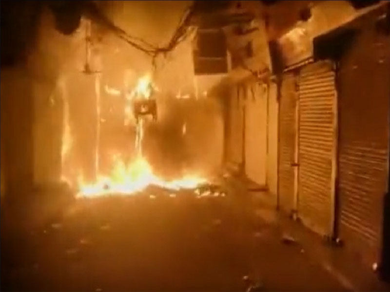 delhi massive fire broke out in the shops of bhagirath palace market of chandni chowk