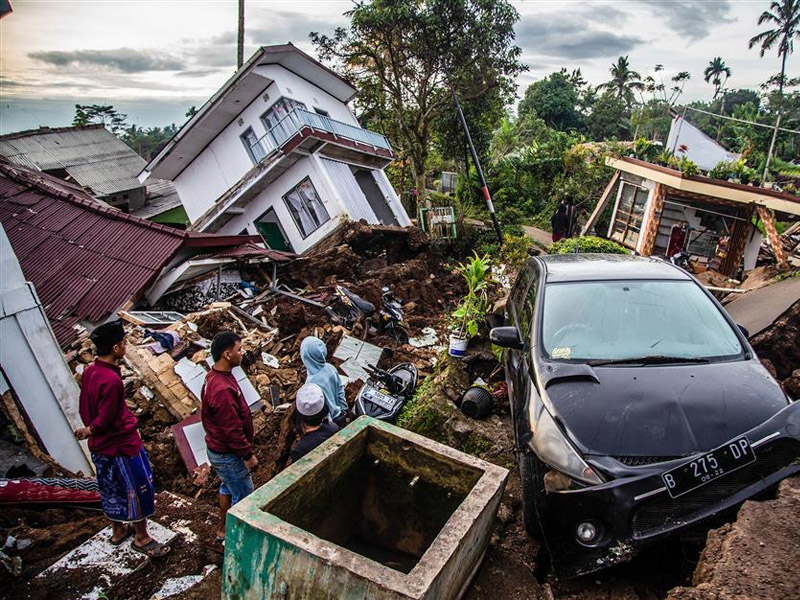 indonesia earthquake west java dozens killed hundreds injured