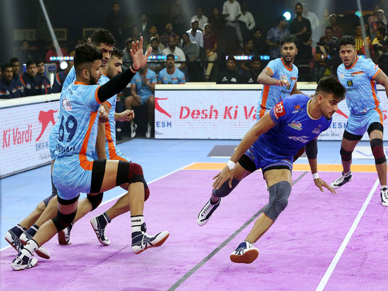 Action from the match between Bengal Warriors and Haryana Steelers