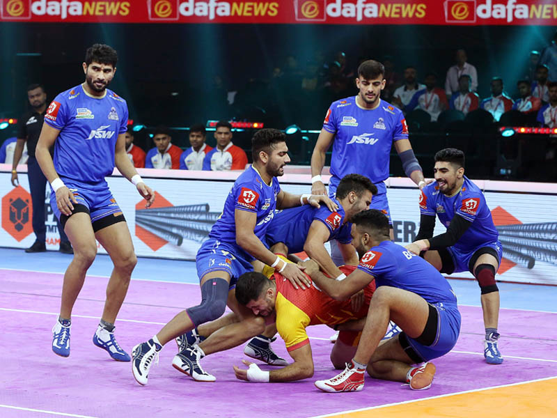 Action from the match between Haryana Steelers and Telugu Titans