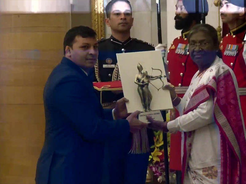 President Droupadi Murmu presents the Dronacharya award to wrestling coach Sujeet Maan