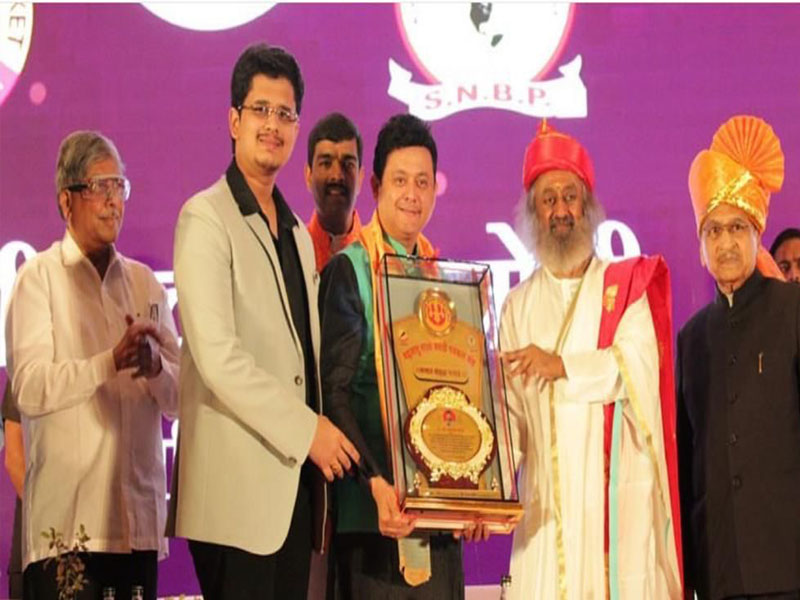 Swapnil Joshi Recieved An Award by Shri Shri Ravi Shankar For his Contribution to Marathi Cinema