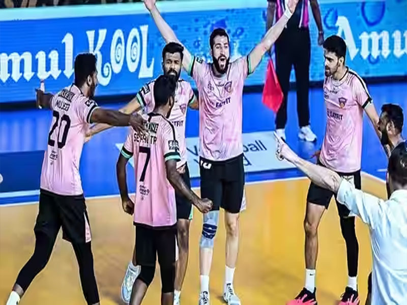 bengaluru torpedoes stun defending champions kolkata thunderbolts to enter final