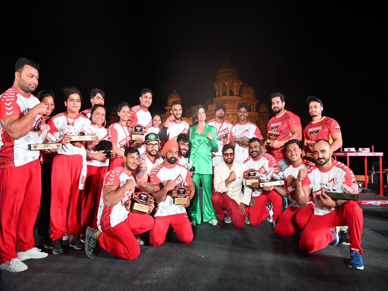 Parvin Dabas and Preeti Jhangiani with Pro Panja athletes