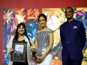 Mira Rajput and Vipul Shah with Artisan Award winner