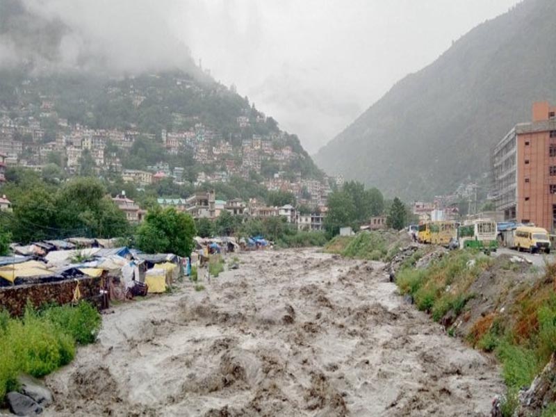 himachal pradesh heavy rainfall lashes kullu vehicles damaged imd issues orange alert