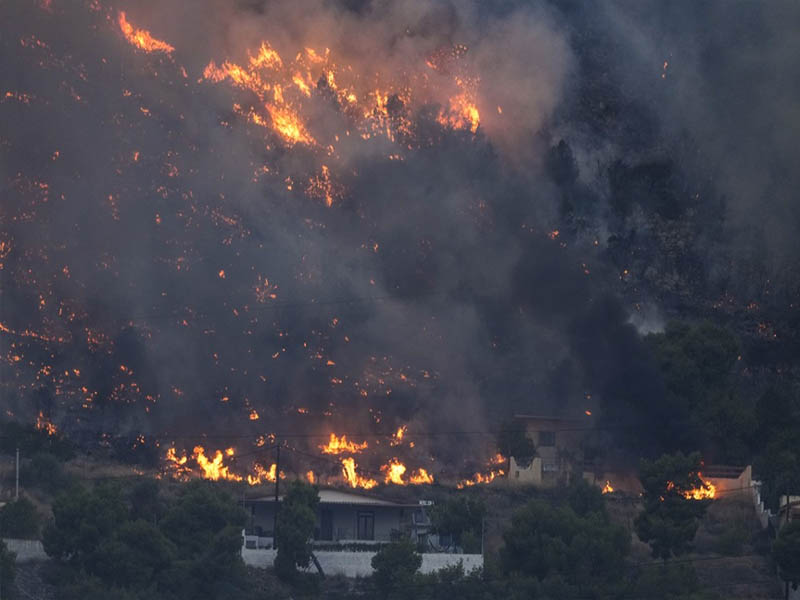 tourists flee greek island rhodes wildfire thousands evacuated