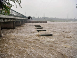 yamuna breaches danger mark