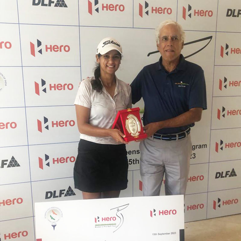 Neha Tripathi gets her winning cheque and Trophy afer winning the 12th Leg of theHero WPG Tour