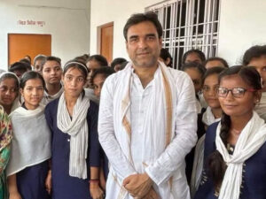 pankaj tripathi opens a library in his bihar village in memory of late father