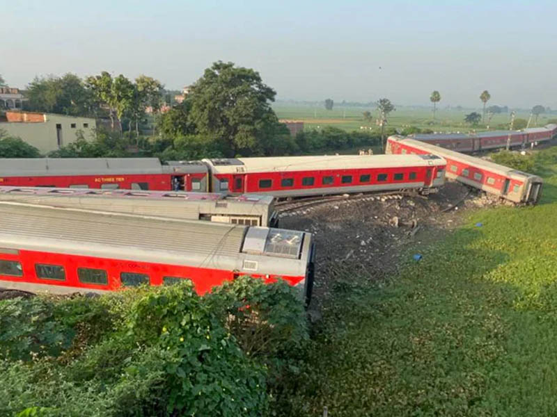 north east express train derails in bihar