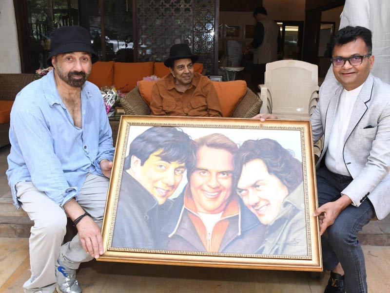 Dharmendra moved by Dr Aneel Kashi Murarkas thoughtful gesture