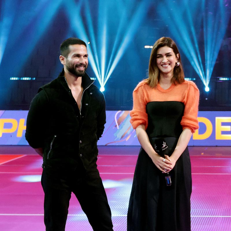 Bollywood stars Kriti Sanon and Shahid Kapoor at the Pro Kabaddi League Season 10